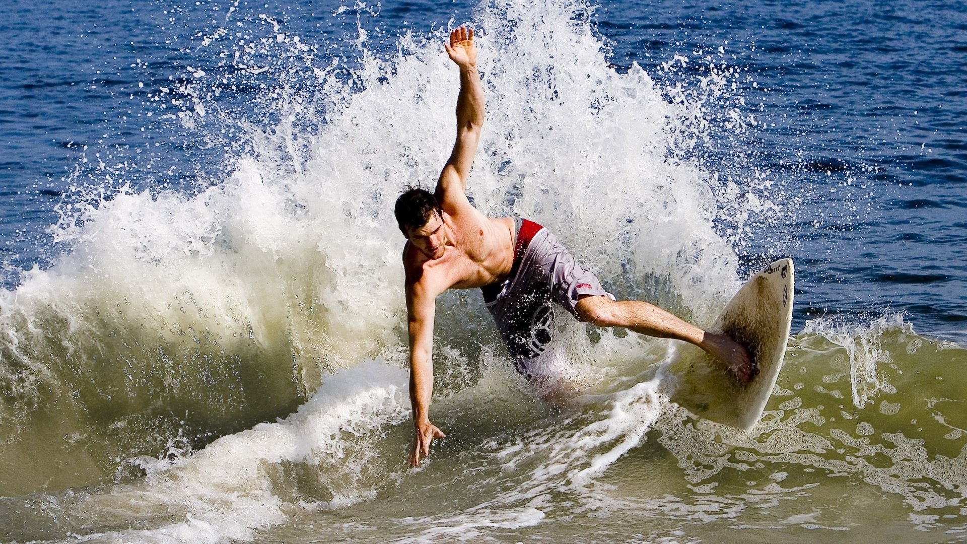 世界青年自行车环法挑战赛火爆全场，环法自行车赛是世界最著名的